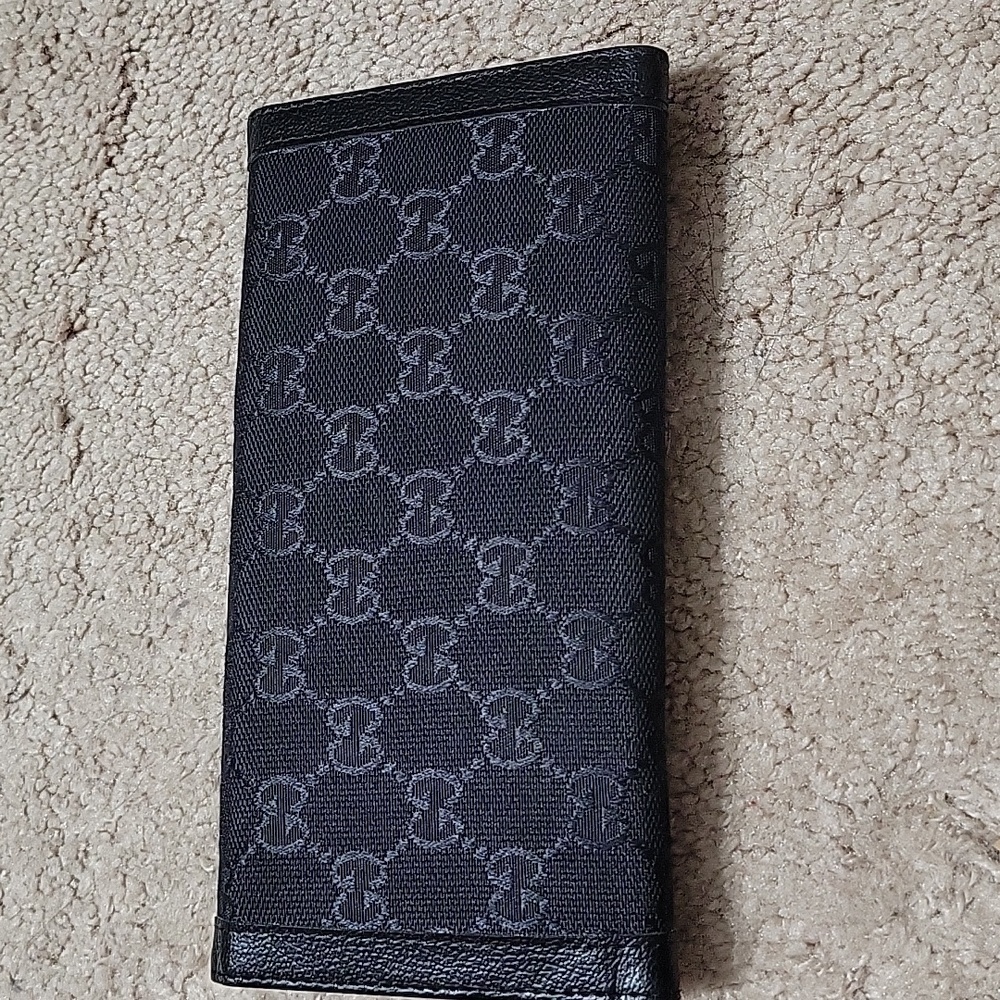 Gucci Black Wallet with Red Stripe and Silver Emblem - Picture 7 of 7